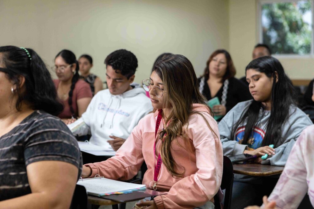 La imagen actual no tiene texto alternativo. El nombre del archivo es: estudiantes_salon_enclases_2-1-scaled.jpg