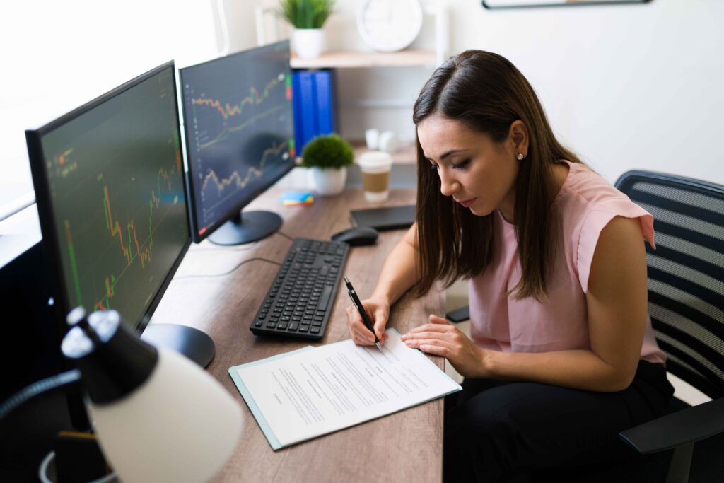La imagen actual no tiene texto alternativo. El nombre del archivo es: hermosa-freelancer-y-corredora-de-bolsa-firmando-un-negocio-en-su-escritorio-exitosa-empresaria-leyendo-un-contrato-de-trabajo_11zon.jpg