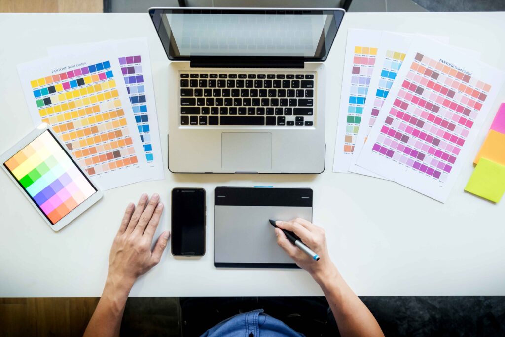 La imagen actual no tiene texto alternativo. El nombre del archivo es: vista-superior-de-un-joven-disenador-grafico-que-trabaja-en-una-computadora-de-escritorio-y-el-uso-de-algunas-muestras-de-color-vista-superior_11zon-scaled.jpg