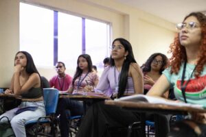 La educación universitaria frente a la era de la inteligencia artificial: retos y oportunidades para los estudiantes La educación universitaria frente a la era de la inteligencia artificial: retos y oportunidades para los estudiantes