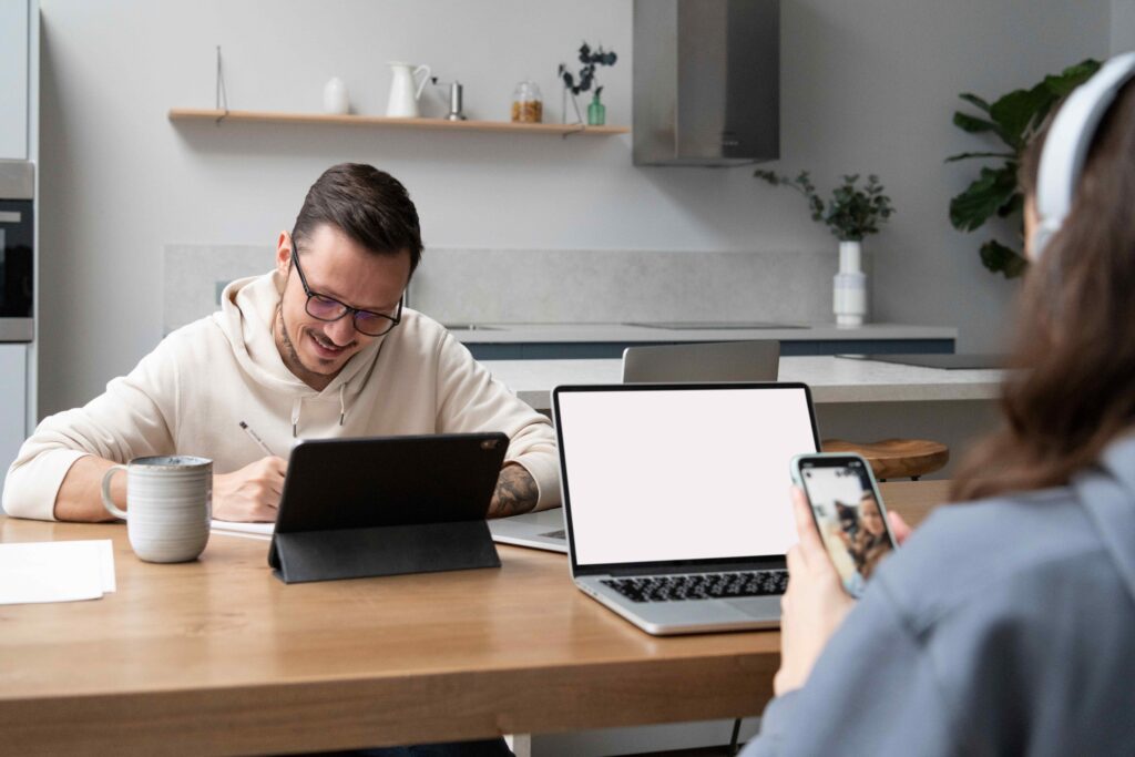 La imagen actual no tiene texto alternativo. El nombre del archivo es: hombre-y-mujer-trabajando-juntos-desde-casa-en-el-escritorio_11zon-1.jpg