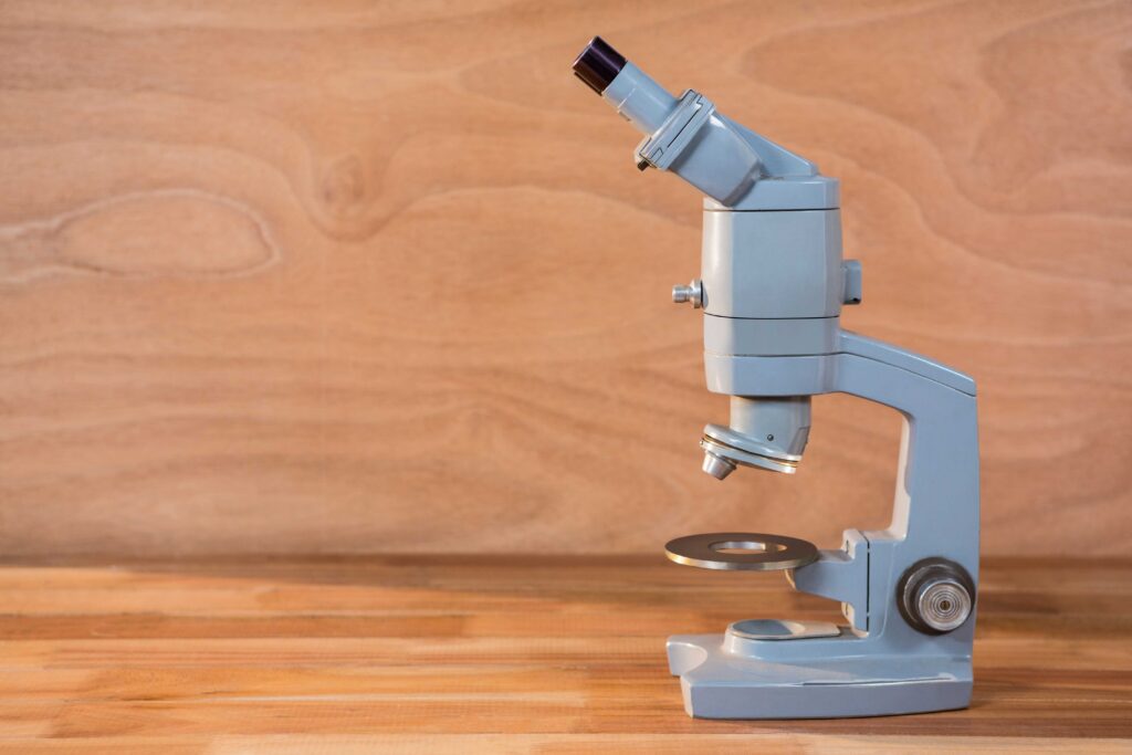 La imagen actual no tiene texto alternativo. El nombre del archivo es: primer-plano-de-microscopio-sobre-una-mesa_11zon-scaled.jpg