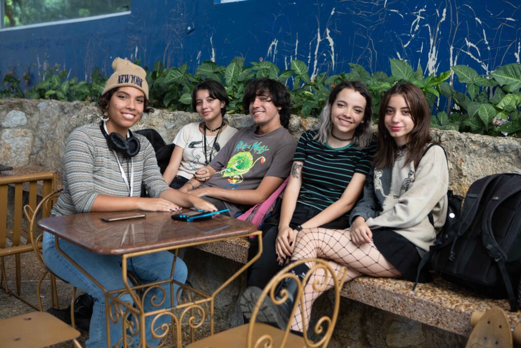 La imagen actual no tiene texto alternativo. El nombre del archivo es: estudiantes_grupo_sonrientes_5_11zon-scaled.jpg
