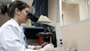 Mitos y verdades sobre la histotecnología: descubre lo que realmente hace un profesional que salva vidas a través de los tejidos Mitos y verdades sobre la histotecnología: descubre lo que realmente hace un profesional que salva vidas a través de los tejidos